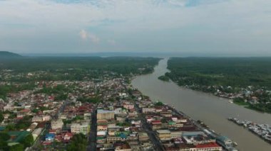 Cotabato City 'nin havadan görünüşü, nehir kenarındaki küçük evler. Mindanao, Filipinler.
