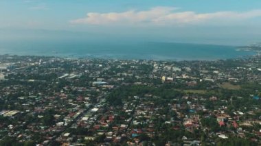 Filipinler 'in SOCCSKSARGEN bölgesindeki birinci sınıf kentleşmiş şehrin havadan görünüşü. Mindanao 'daki şehir manzarası.