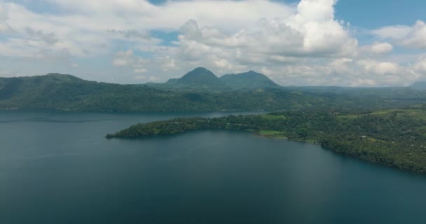 Озеро Ланао Гора Тропическими Лесами Голубое Небо Облака Минданао Филиппины — стоковое видео
