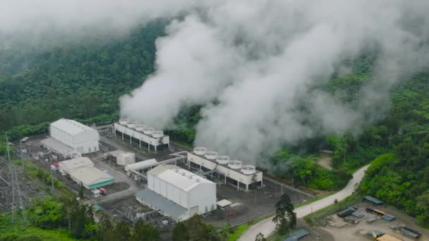 有蒸汽和管道的地热站 发电厂的可再生能源生产 菲律宾棉兰老岛 概览调查 — 图库视频影像