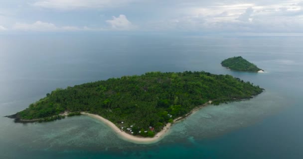 在蓝天和云彩下 有沙滩的主题岛 三宝颜的布希岛菲律宾棉兰老岛 — 图库视频影像
