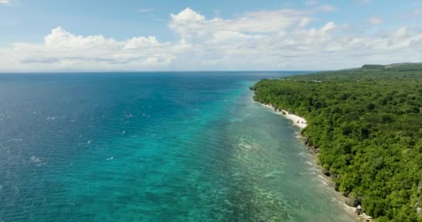 Mükemmel Bir Günde Tropikal Ada Manzarası Dalgalı Mavi Okyanus Bulutlu — Stok video