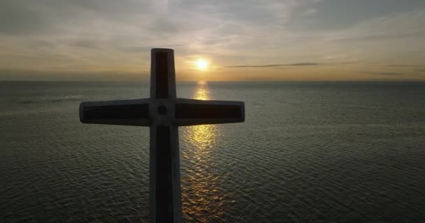 Denizdeki Büyük Haçın Üzerinde Günbatımı Arka Planı Camiguin Adası Ndaki — Stok video