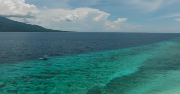 Boot Drijvend Het Heldere Turquoise Water Mantigue Eiland Blauwe Lucht — Stockvideo