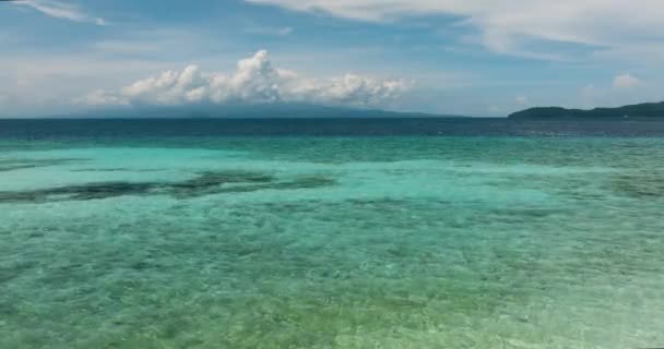 Zeeoppervlak Met Helder Turkoois Water Filippijnen Koralen Riffen Golven Camiguin — Stockvideo