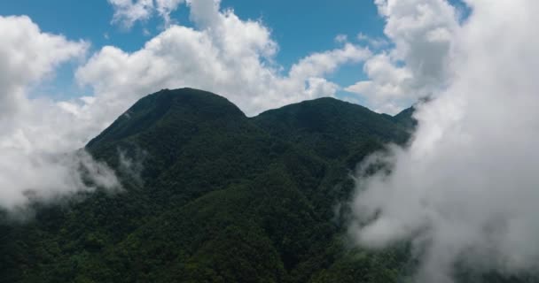 Hegyi Lejtők Esőerdőkkel Dzsungellel Borítva Kék Felhők Camiguin Sziget Fülöp — Stock videók