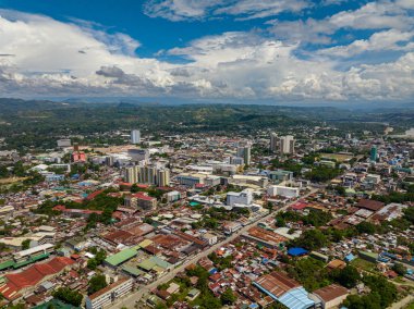 Cagayan de Oro 'da güzel şehir, mavi gökyüzü ve bulutlar. Kuzey Mindanao, Filipinler. Şehir manzarası.
