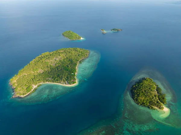 Tropikal adalı deniz burnu ve denizde kumlu bir plaj. Zambonga del Sur. Mindanao, Filipinler.