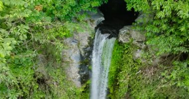 Katibawasan Şelalesi Camiguin Adası 'nın en yüksek düşüşü. Filipinler.