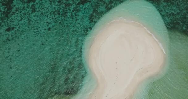 Krásné Vlny Bílém Písku Pláž Nazelenalou Čistou Vodou White Island — Stock video