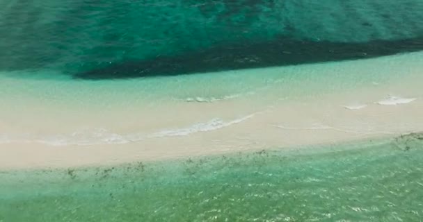 白い砂浜と透明な海の波で海を飛んでいる ホワイトアイランド カミーギン フィリピン — ストック動画
