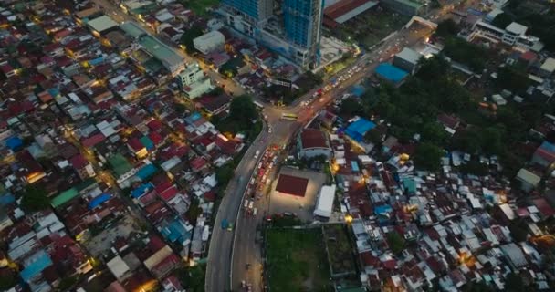 晚上飞越菲律宾棉兰老岛达沃市繁忙的公路 — 图库视频影像