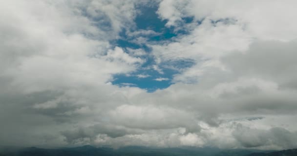 Hermoso Paisaje Nublado Con Nubes Blancas Cielo Azul Sobre Bosque — Vídeos de Stock