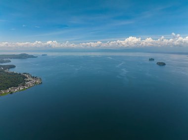 Lanao Gölü 'nün en üst manzarası, derin su ve iki küçük ada. Mindanao, Filipinler.