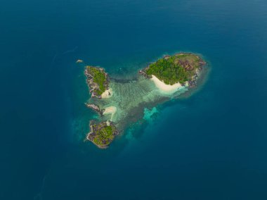 Bisaya-Bisaya adası, beyaz kumsal, küçük göller ve eşsiz kaya oluşumları. Zamboanga, Filipinler. Mindanao..