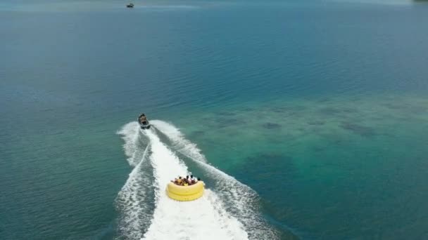 Flygfoto Människor Jetski Dra Vattenskoter Med Turist Öaktiviteter Seascape Mindanao — Stockvideo