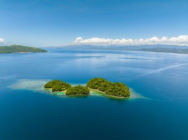 Güzel tropikal ada ve mavi deniz. Bangkay Adası. Mindanao, Filipinler.