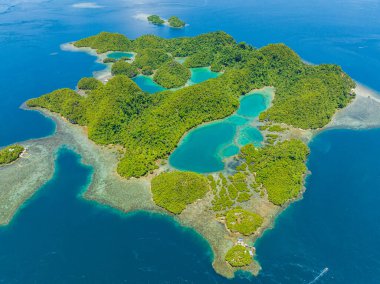 Tinago Adası 'ndaki lagünlerin hava araştırması. Turkuaz suyu olan güzel bir sahil. Surigao del Norte, Mindanao, Filipinler.