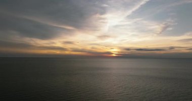 Camiguin Adası 'nda gün batımı. Filipinler. Hava aracı görünümü.