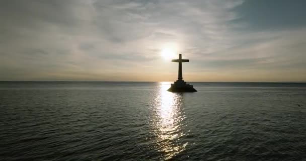 Camiguin Adası Nda Arka Planda Güneş Olan Batık Bir Mezarlık — Stok video