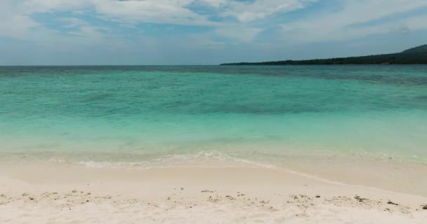 Litorale Con Spiaggia Sabbia Bianca Onde Oceaniche Verdastre Isola Bianca — Video Stock