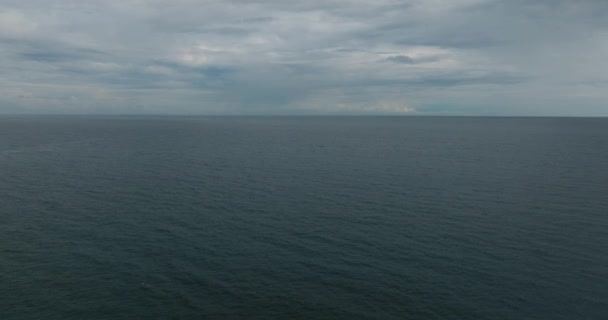 嵐の空と雲の下で波で海を飛んでいる カミーギン フィリピン — ストック動画