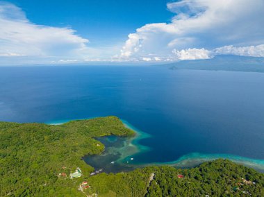 Camiguin Adası 'ndaki tropik orman ve mavi deniz. Filipinler.