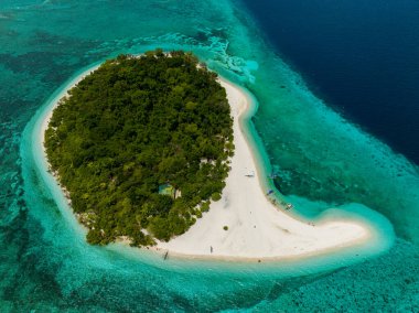 Mantigue Adası 'nda yemyeşil ağaçlar. Turkuaz su ve beyaz kumlu plajlar. Camiguin, Filipinler.