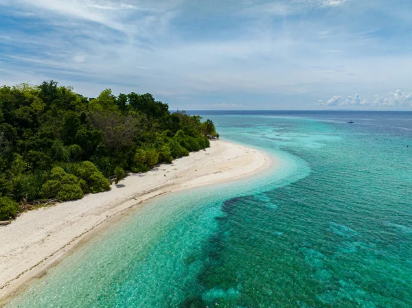 Mantigue Adası 'nın beyaz plajında uçuyor. Camiguin, Filipinler. Seyahat hedefi.
