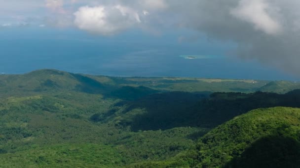 雲は緑の木とジャングルで山を覆いました ブルースカイと雲 カミーギン島 フィリピン — ストック動画