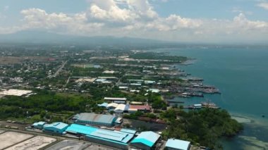 Mavi deniz ve bulutlu gökyüzü, insansız hava aracının manzarası. General Santos Fishport. Mindanao, Filipinler.