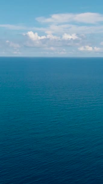 Terbang Atas Laut Biru Dengan Gelombang Dan Langit Biru Dengan — Stok Video