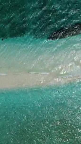 Вид Сверху Океанские Волны Над Песчаной Отмелью Острова Белый Острове — стоковое видео