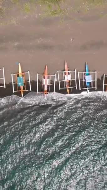 Kumlu Sahil Şeridi Geleneksel Balıkçı Tekneleri Turkuaz Dalgalar Camiguin Adası — Stok video