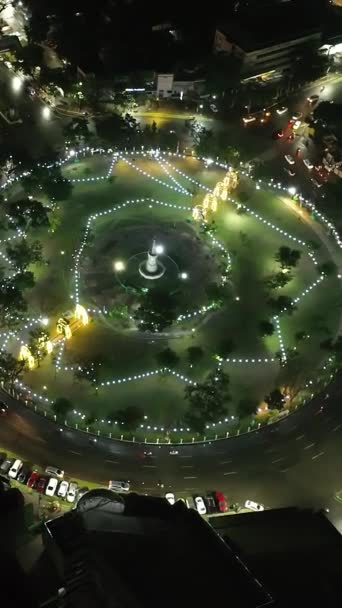 在菲律宾宿务市的Fuente Osmena环城周围驾驶的汽车的美丽的空中城市景观 垂直录像 垂直方向 — 图库视频影像