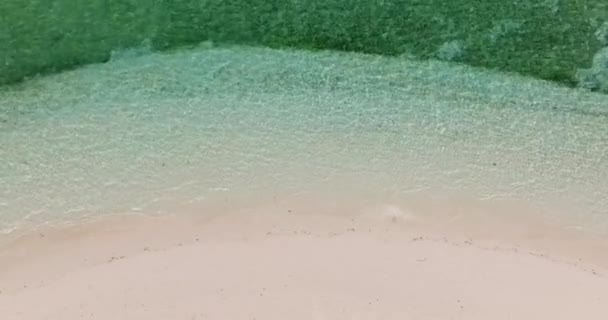 Ovanifrån Vit Strand Med Vågor Och Transparent Turkost Vatten Mantigue — Stockvideo