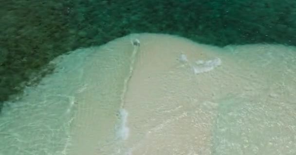 Průhledné Nazelenalé Mořské Vlny Nad Písčitým Pobřežím White Island Camiguin — Stock video