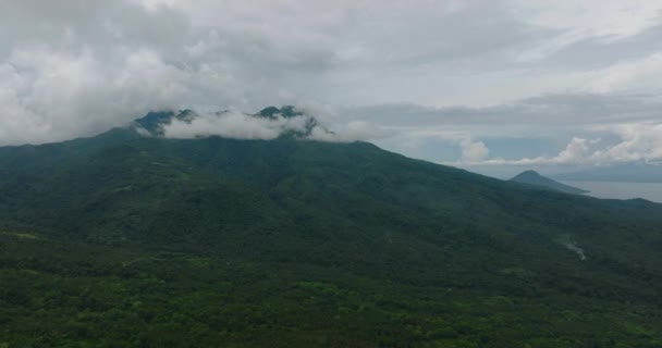 Tropikalny Krajobraz Górskich Wzgórz Lasów Chmurami Mgłą Wyspa Camiguin Filipiny — Wideo stockowe