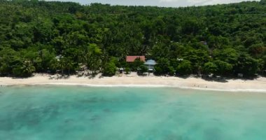 Sahildeki turkuaz deniz suyunun beyaz sahilli havadan görüntüsü. Samal Adası. Davao, Filipinler.