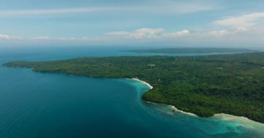 Güzel okyanus dalgaları kıyıya vuruyor. Samal, Davao. Filipinler.