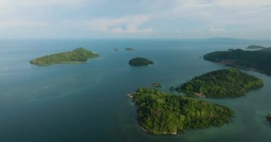 Gök mavisi su ve mercanlarla çevrili adaların insansız hava aracı görüntüsü. Zamboanga Şehri. Mindanao, Filipinler. Deniz Burnu. Seyahat kavramı.