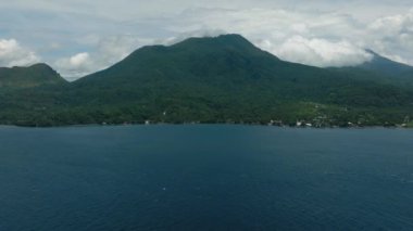 Derin mavi suyu olan Camiguin Adası. Filipinler 'de volkanik bir ada.
