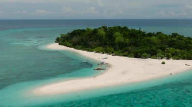 Mantigue Adası 'nın turkuaz suyun üzerinde yüzen teknelerinin manzarası. Camiguin, Filipinler.
