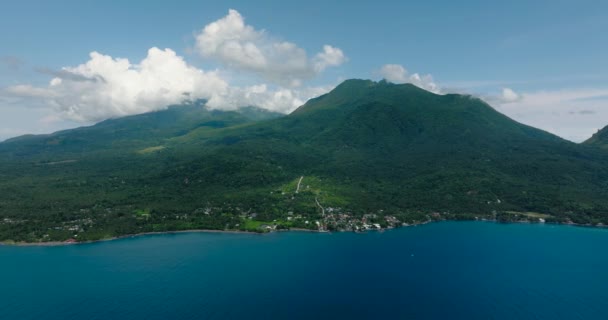 Isla Camiguin Con Aguas Azules Profundas Cielo Azul Nubes Filipinas — Vídeos de Stock