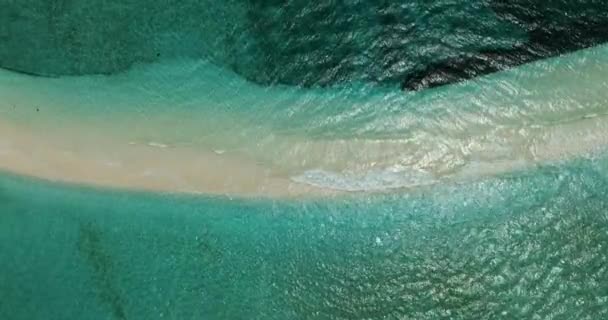 Krásné Vlny Přes Písek Bílého Ostrova Camiguin Island Filipíny Cestovní — Stock video