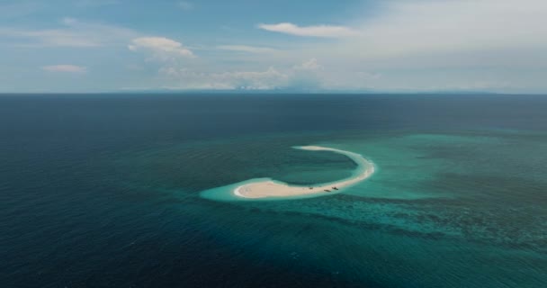 Krásný Bílý Písek Pod Modrými Mraky Oblohy Camiguinův Ostrov Filipíny — Stock video