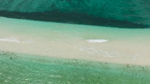Voando Sobre Mar Com Areia Branca Ondas Transparentes Oceano Ilha — Vídeo de Stock