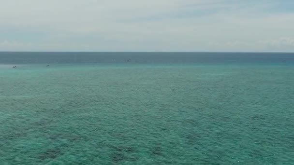 Flyger Över Havsytan Med Grönt Vatten Och Vågor Camiguin Island — Stockvideo