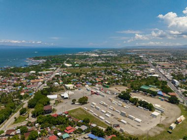 General Santos City 'nin en iyi manzarası. Gündüz vakti modern ve iş binası. Mindanao, Filipinler. Şehir manzarası.