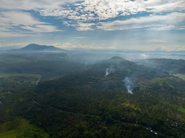 Yağmur ormanları olan dağ yamaçları ve tarım arazileri olan bir dağ vadisi. Mindanao, Filipinler.